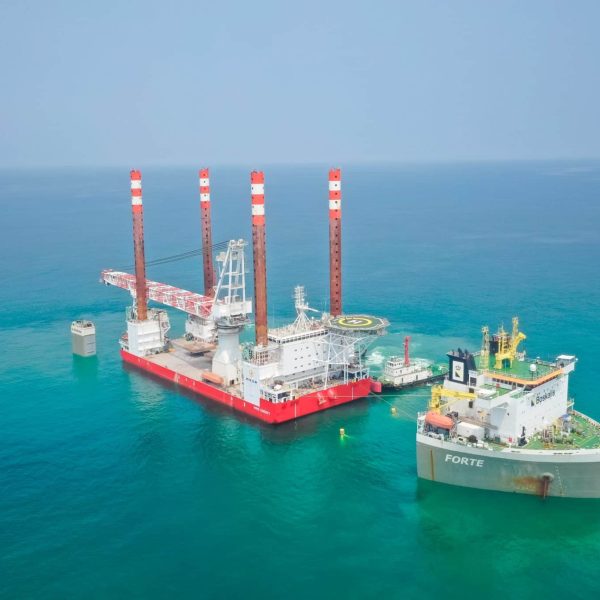 Departure of J/U WIND ENERGY from China to Europe including removal of legs in Singapore.​